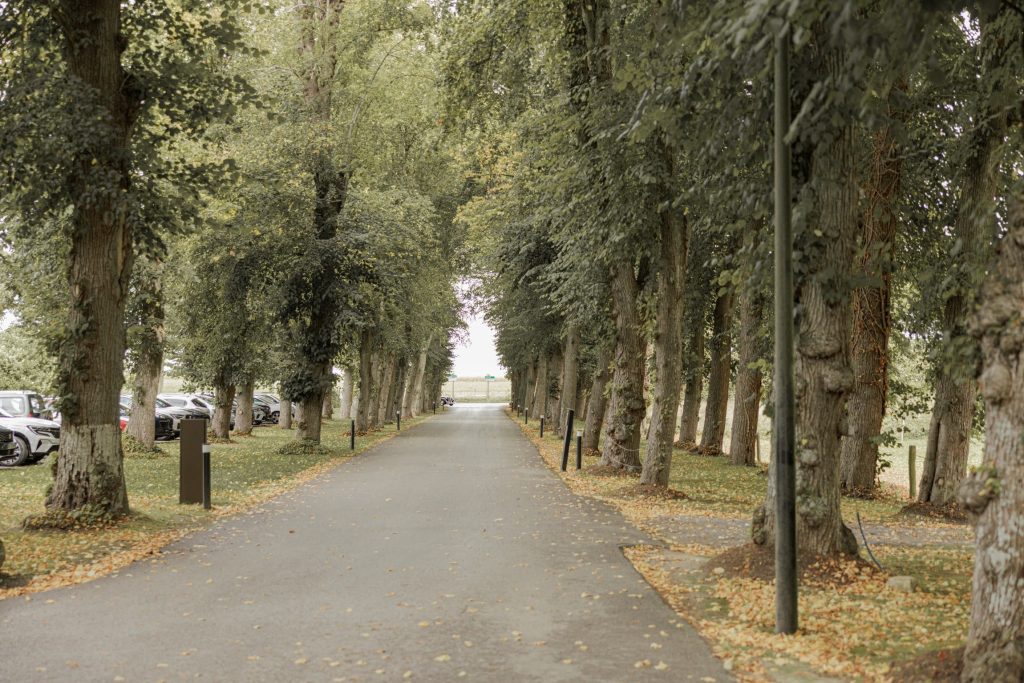 Allée arborée menant au Pavillon de Chantilly, accès au lieu de mariage dans l'Oise