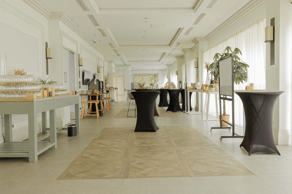 Salle de réception du Pavillon de Chantilly aménagée pour un mariage dans l'Oise